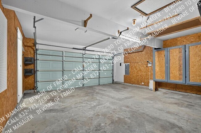 Building Photo - 593 King Cir