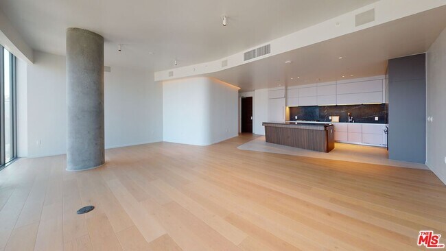 Building Photo - 2801 Sunset Pl