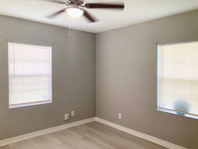 Building Photo - 6103 Sherwood Dr