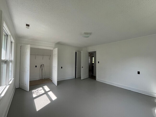 Building Photo - 206 Richlands Ave