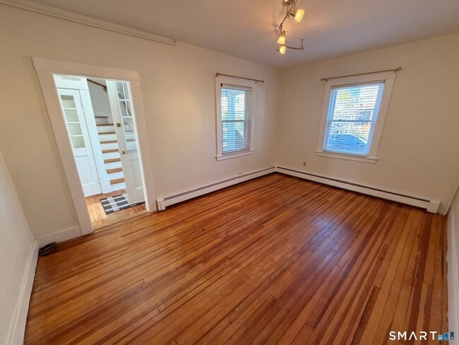 Building Photo - 10 Short St