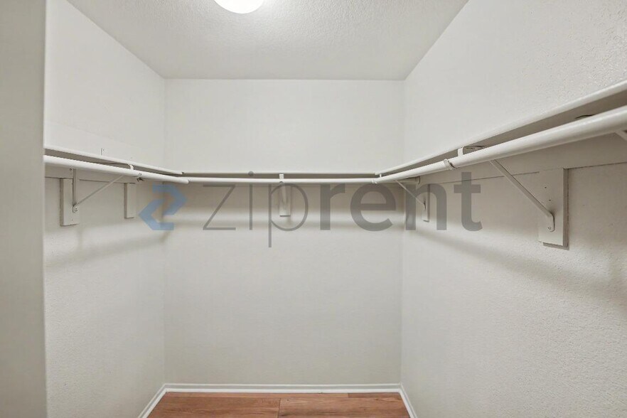 Building Photo - Unit