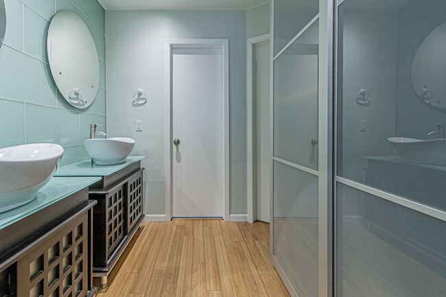 Building Photo - Modern Design 3 Bedroom 2 Bath, 2 car Gara...