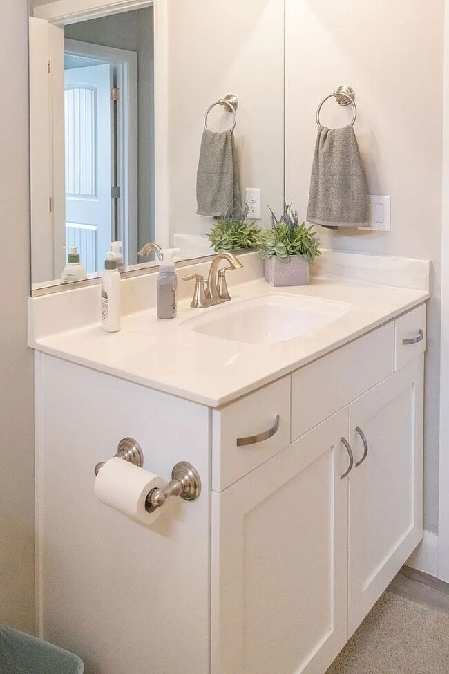 Building Photo - 3 Bedroom Furnished Home! Short term lease!! Available from May 1st - October 31st!