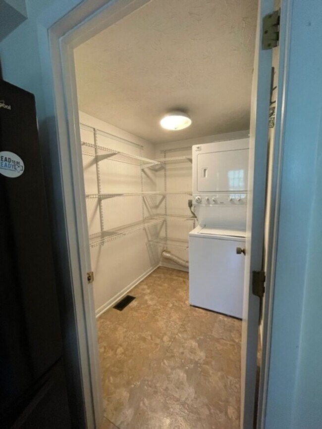 Building Photo - West Knoxville!  Short or long term lease options available .  2 bedroom with additional large bo...