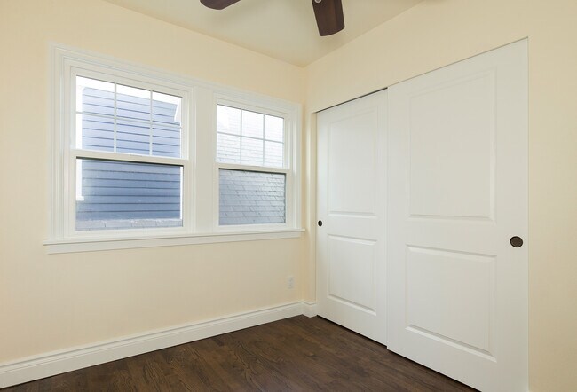 Building Photo - Charming 2 Bed / 1 Bath Top Floor, South-Facing Apartment w/ Roof Deck One Month Free Rent