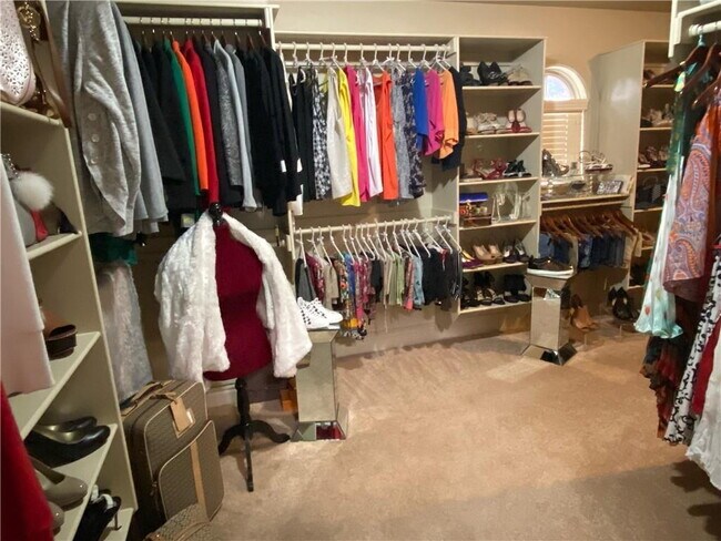 Building Photo - 5106 Sloan Cir