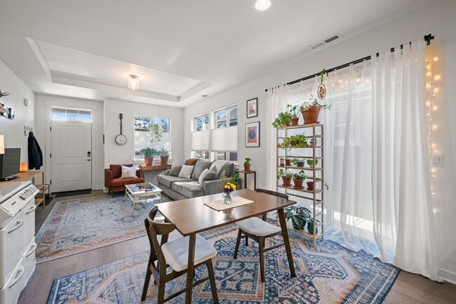 Building Photo - Beautiful Home with Modern Comforts