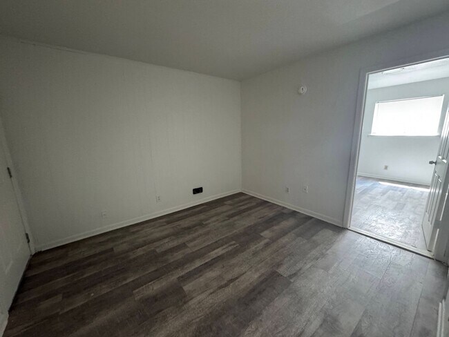 Building Photo - 1405 N Gray St