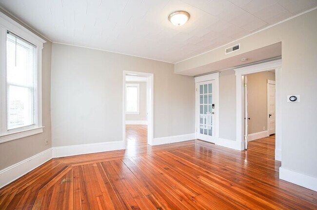 Building Photo - 10-12 River Street