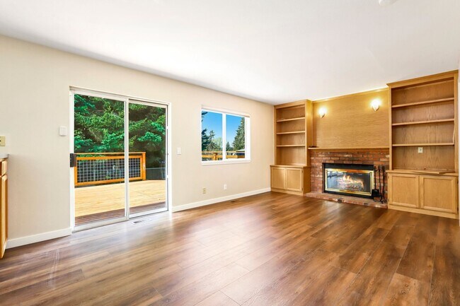 Building Photo - Beautiful Renovated Four Bedroom House for...