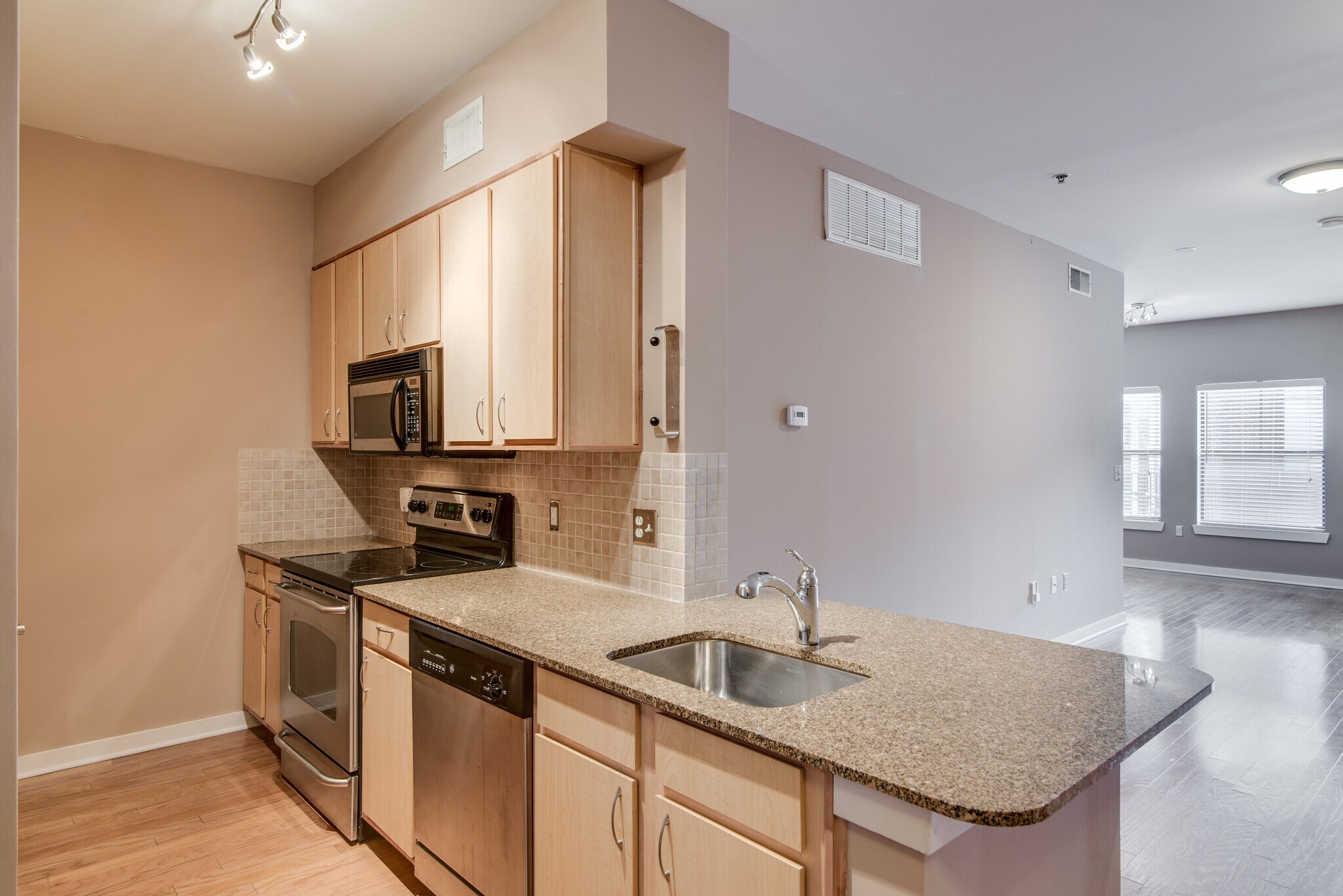 Building Photo - 1803 Broadway