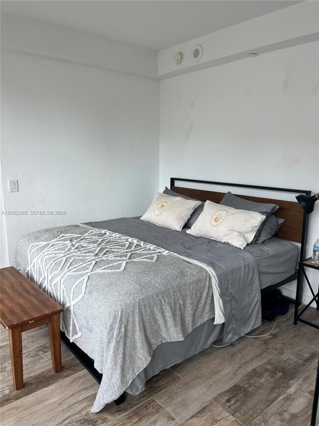 Building Photo - 650 NE 32nd St