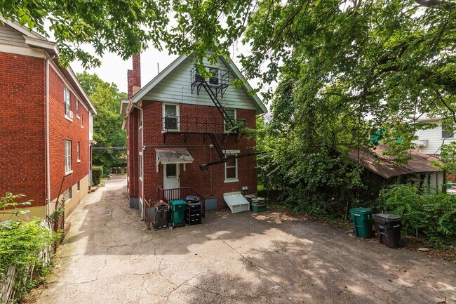 Building Photo - 512 Maple Ave