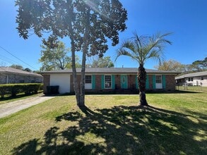 Building Photo - 4 Bedroom Home Located in Pineville Hills Community