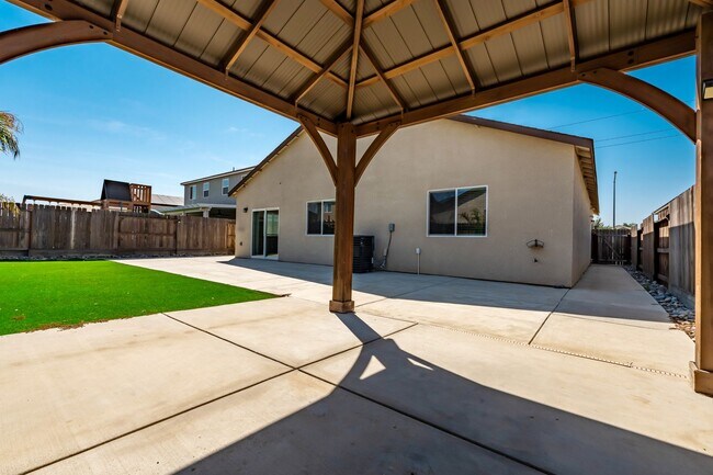 Building Photo - Modern, solar-ready, 3 bed / 2 bath House ...