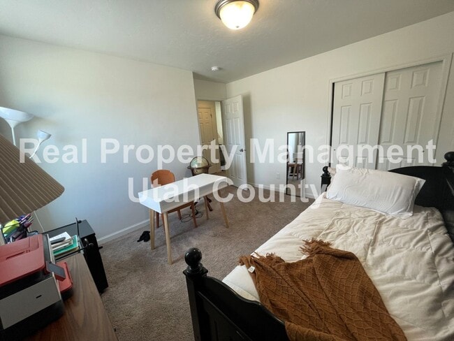 Building Photo - Beautiful Townhome in Pleasant Grove