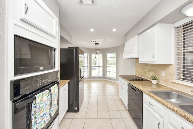 Building Photo - 15739 Oak Mountain Dr
