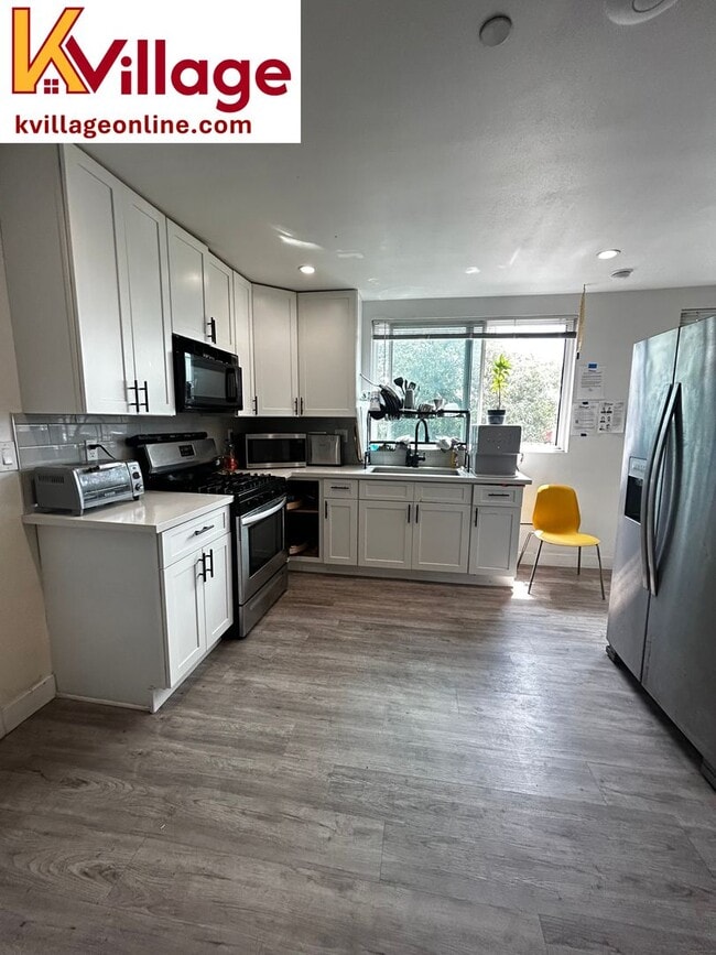 Building Photo - 1528 1/2 W 36TH PL - 304 (unfurnished)