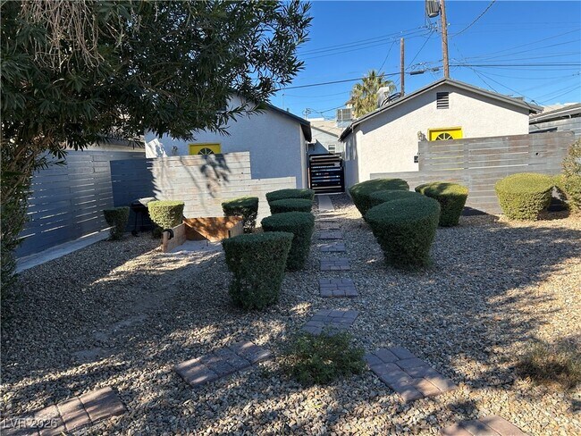 Building Photo - 308 S 10th St