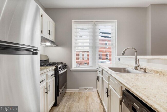 Building Photo - 1726 W 8th St