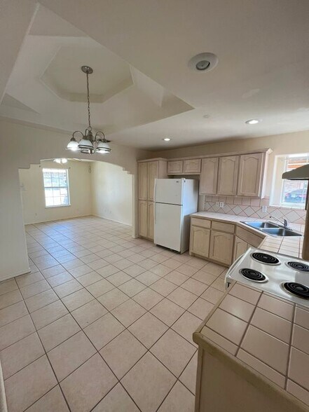 Building Photo - 2220 W Candlelight Ln