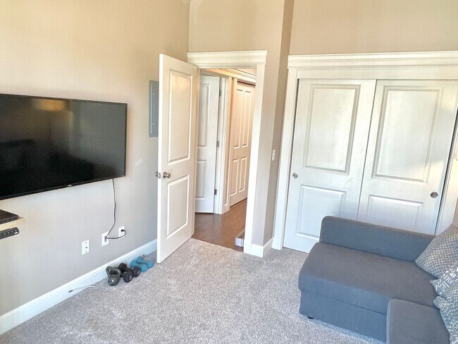 Building Photo - Corner unit townhouse in Piedmont condominium community