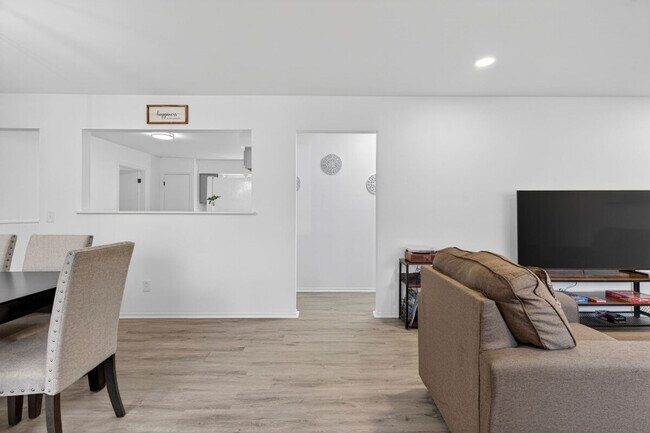 Building Photo - 1545 Reale Ave