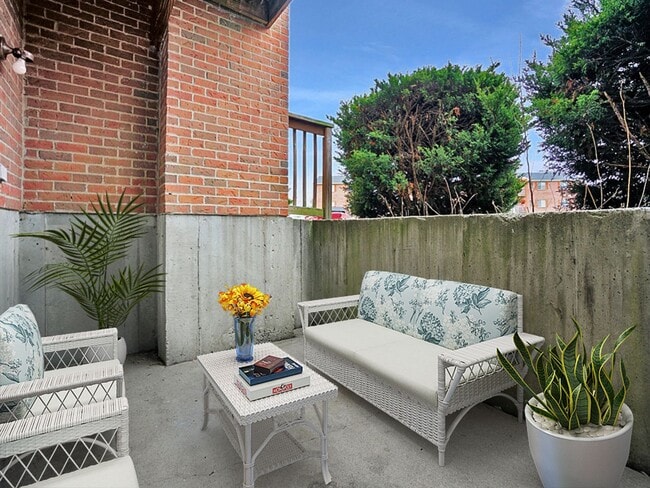 Building Photo - 2 Bedroom, 1 Bathroom Apartment with Patio or Balcony at Pennington Court - 980 Sq Ft