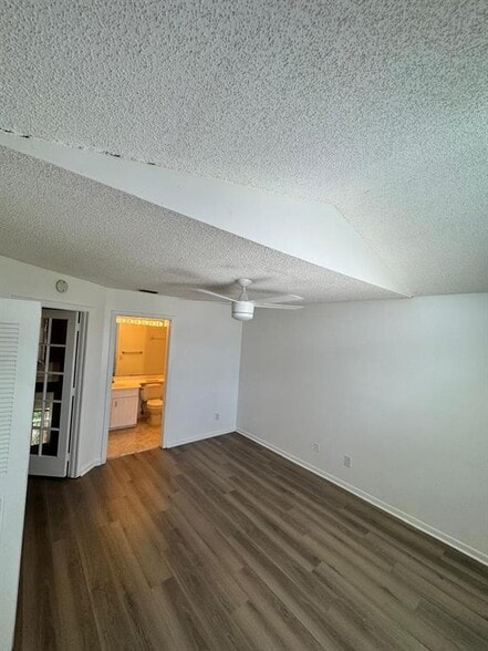 Building Photo - 911 Coral Club Dr