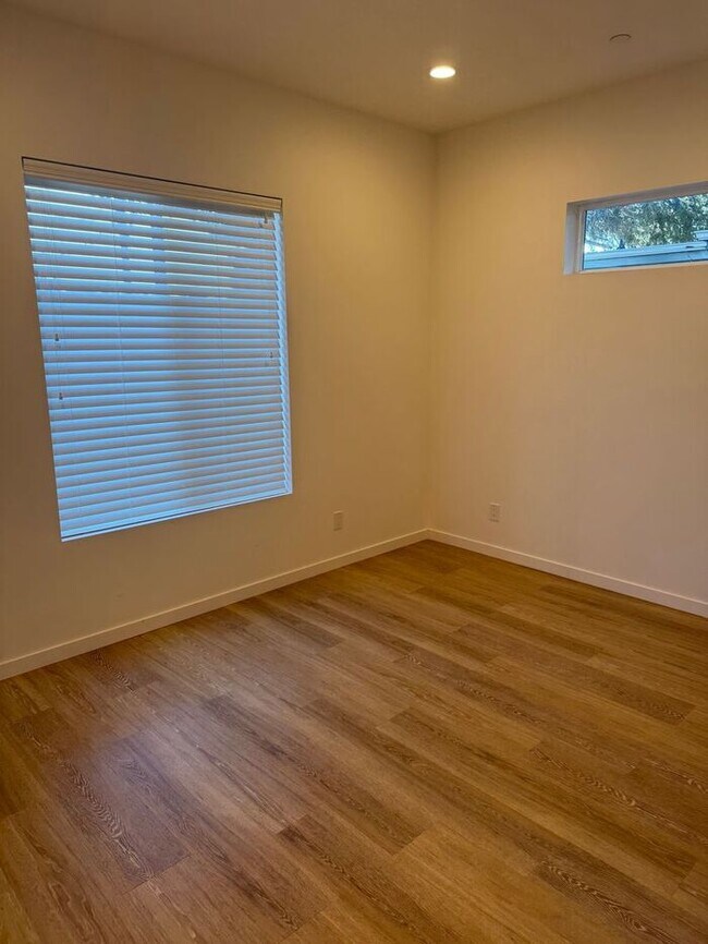 Building Photo - Stunning 4-bedroom, 3-bathroom home