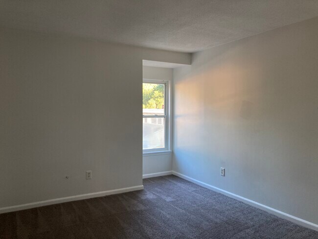 Bedroom 2 - 2022 Oak Park Ln