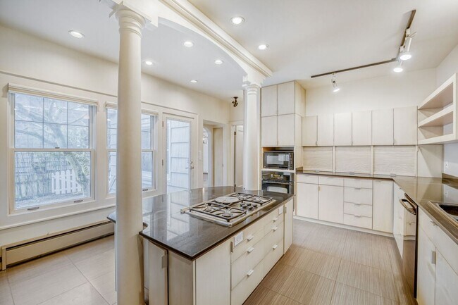 Building Photo - Capitol Hill Home