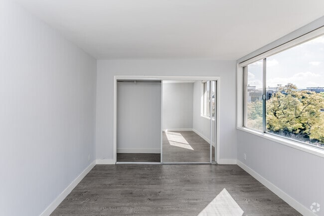 2BR, 2BA - 1800 SF - 333 N Palm Dr