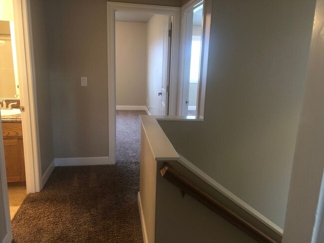 Building Photo - Newer 3 bedrooms 2.5 bathroom townhouse!