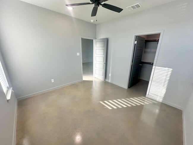 Building Photo - AVAILABLE NOW!