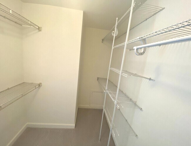 Building Photo - 3313 Sir Thomas Dr