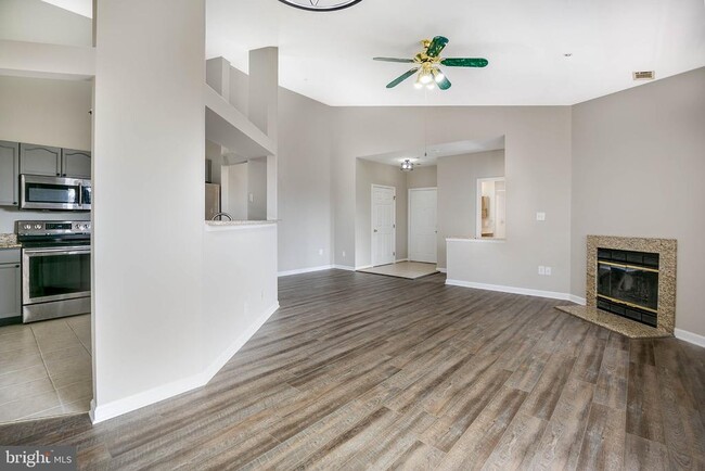 Building Photo - 8202 Blue Heron Dr