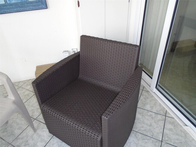 Building Photo - 3165 NE 48th Ct