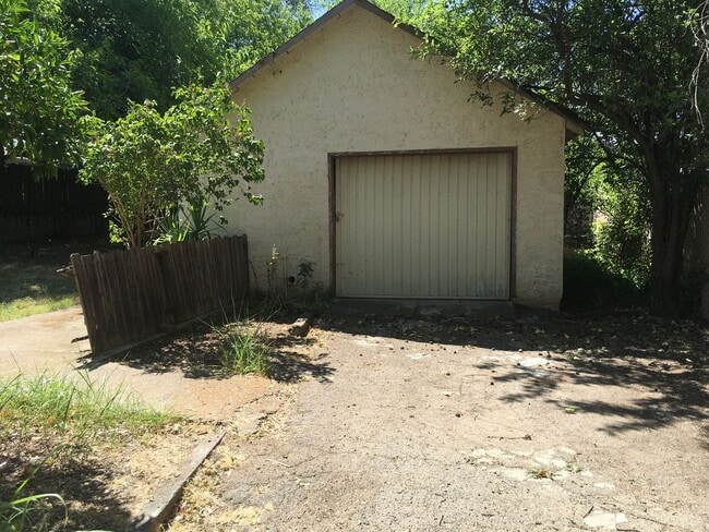 Building Photo - Charming Home, with attached garage