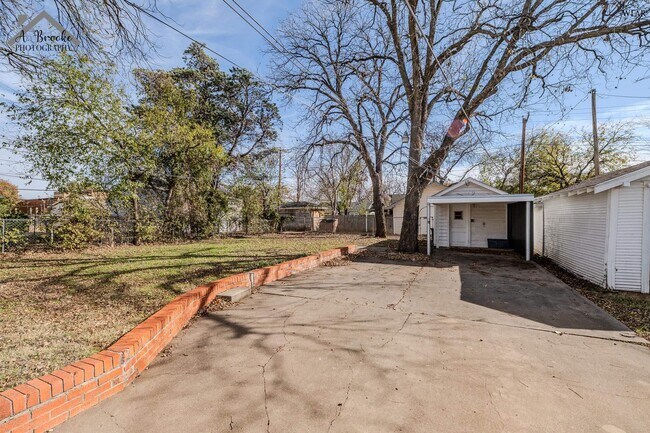 Building Photo - 2003 Arthur St