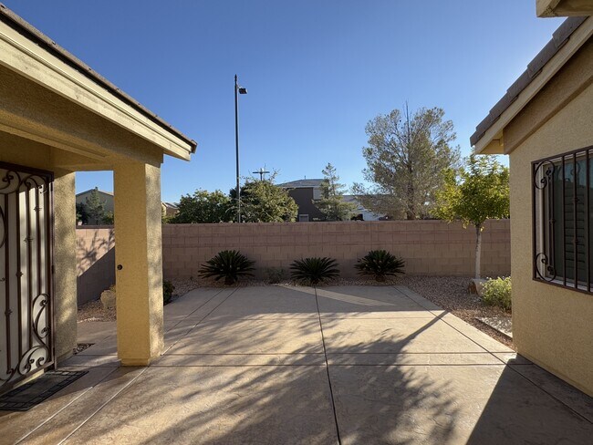 Building Photo - 4595 Grindle Point St