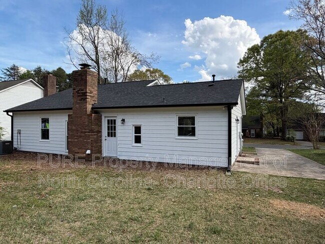 Building Photo - 1712 Blandford Dr