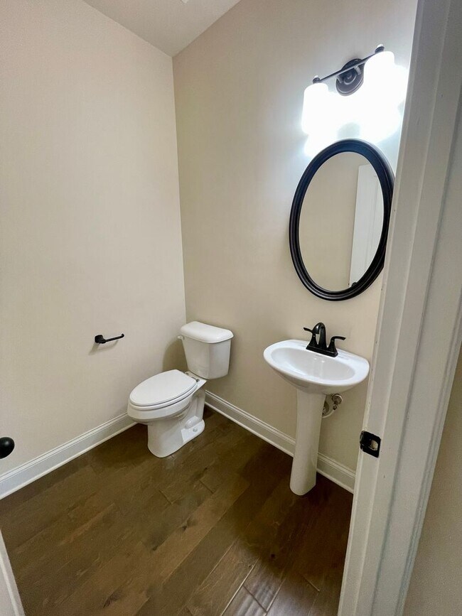 Building Photo - Gorgeous 5 bedroom 3.5 bath home in desira...