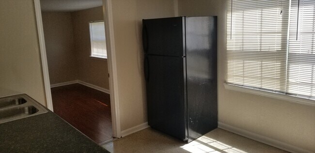 Building Photo - 925-927 Flood St