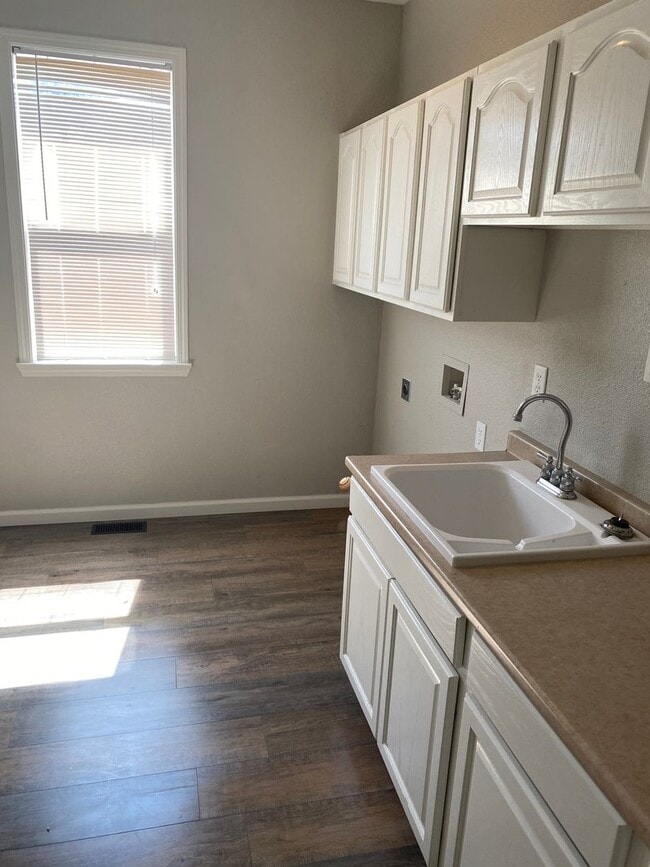 Building Photo - Located in the Heart of Reno