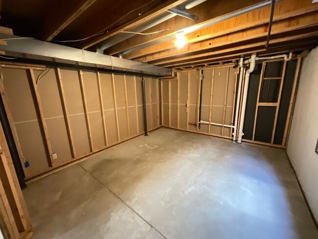 Building Photo - 4 Bedroom Home Available Near Research Pkwy & Scarborough Dr!