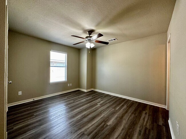 Building Photo - 4 Bd / 4.5 Ba Townhouse Minutes from Baylo...