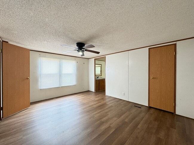 Building Photo - 3 Bedroom 2 Bath Mobile Home