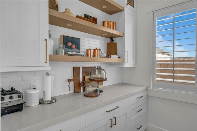 Building Photo - Beautiful 6-Bedroom, 5-Bathroom Home for R...
